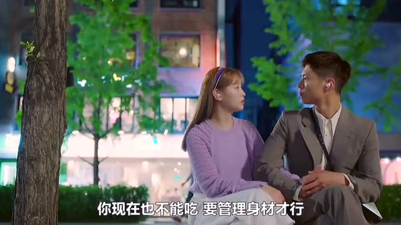 逃出轿车的女孩
